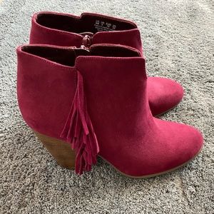NWOT maroon fringe booties!